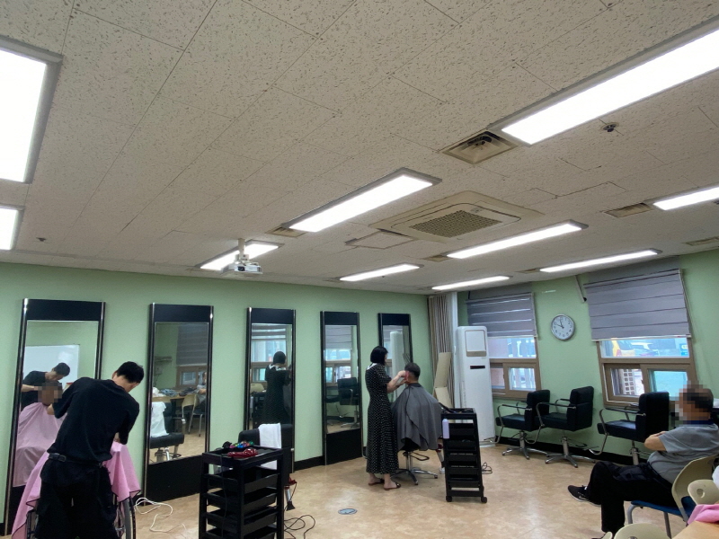 『자원봉사』 5월 하당동새마을부녀회, 청담헤어와 함께하는 이미용 서비스!(2).jpg