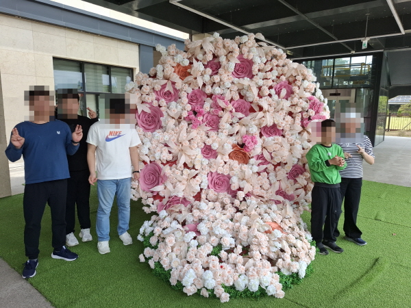 『주간보호』 2025년 5월 지역사회적응훈련 곡성 기차마을 사진6.jpg