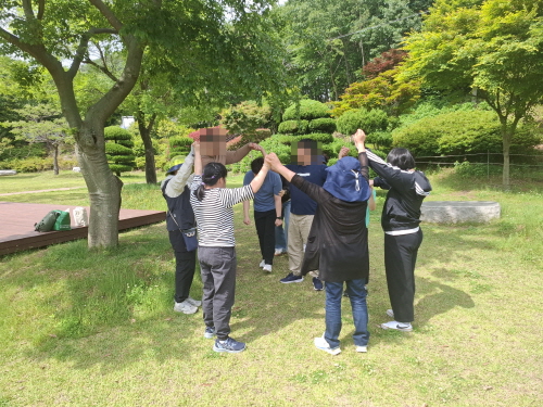 『주간보호』 지역사회적응활동 숲체험 프로그램 사진4.jpg