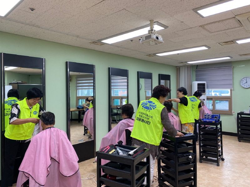 『자원봉사』 8월 병아리봉사단, 청담헤어, 하당동새마을부녀회와 함께하는 이미용 서비스!(2).jpg