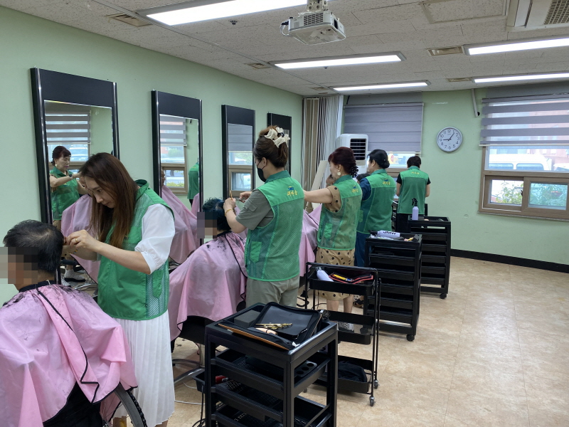 『자원봉사』 8월 병아리봉사단, 청담헤어, 하당동새마을부녀회와 함께하는 이미용 서비스!(6).jpg