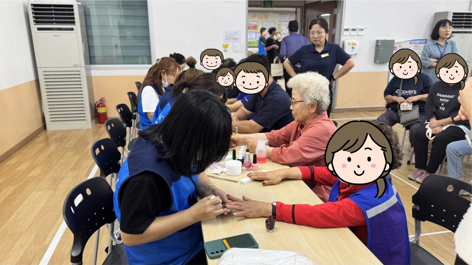 봉사자들이 장애인 이용고객들의 손톱에 네일아트를 해주고 있다. 이용고객들이 서로 이야기를 나누며 즐겁게 체험하고 있다.