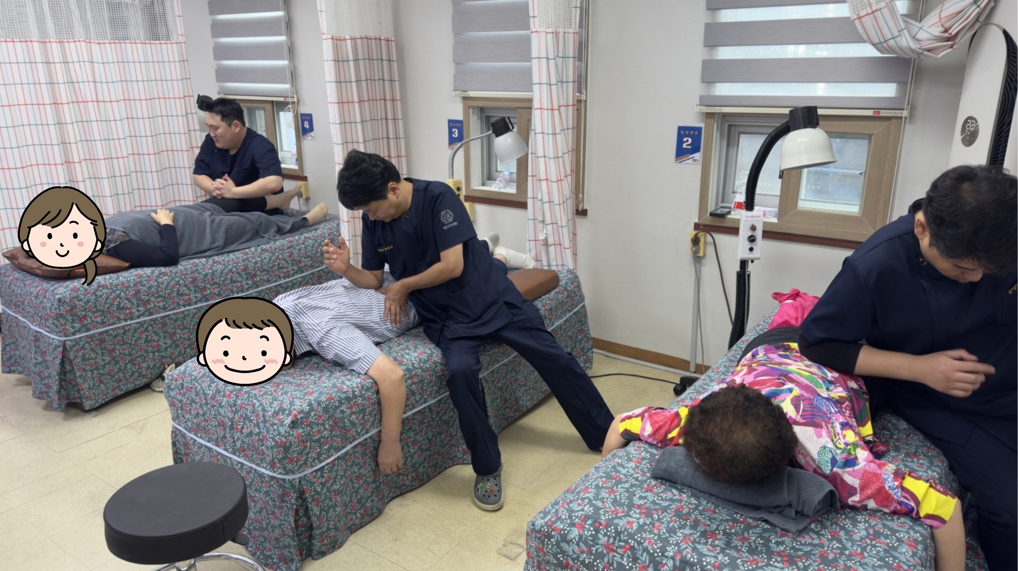 재활 치료실에서 침대 위에 누운 장애인 이용고객들을 대상으로 봉사자들이 도수치료와 안마를 해주고 있다.