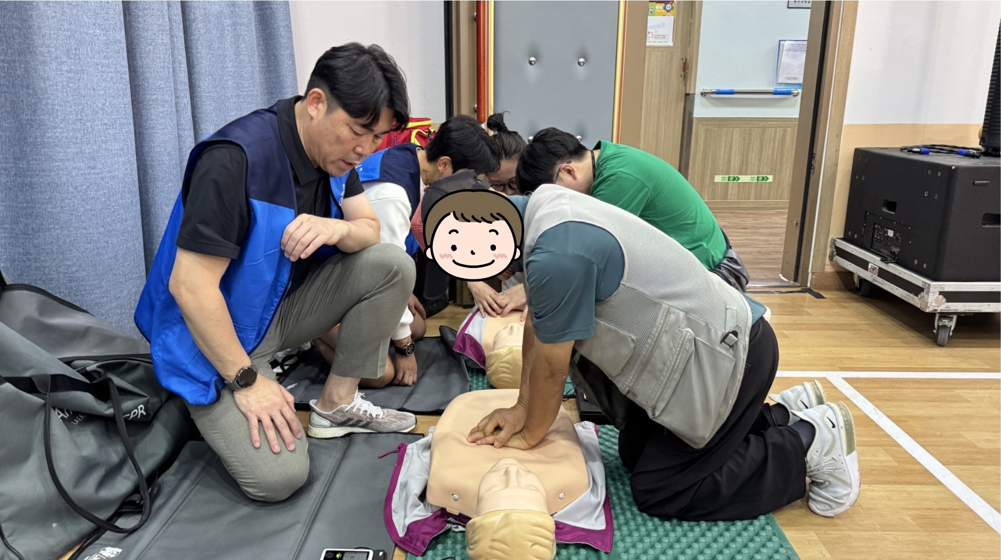 심폐소생술 체험 부스에서 봉사자와 장애인 이용고객이 마네킹에 직접 CPR을 연습하고 있다. 봉사자가 자세를 지도하며 함께 진행하고 있다.