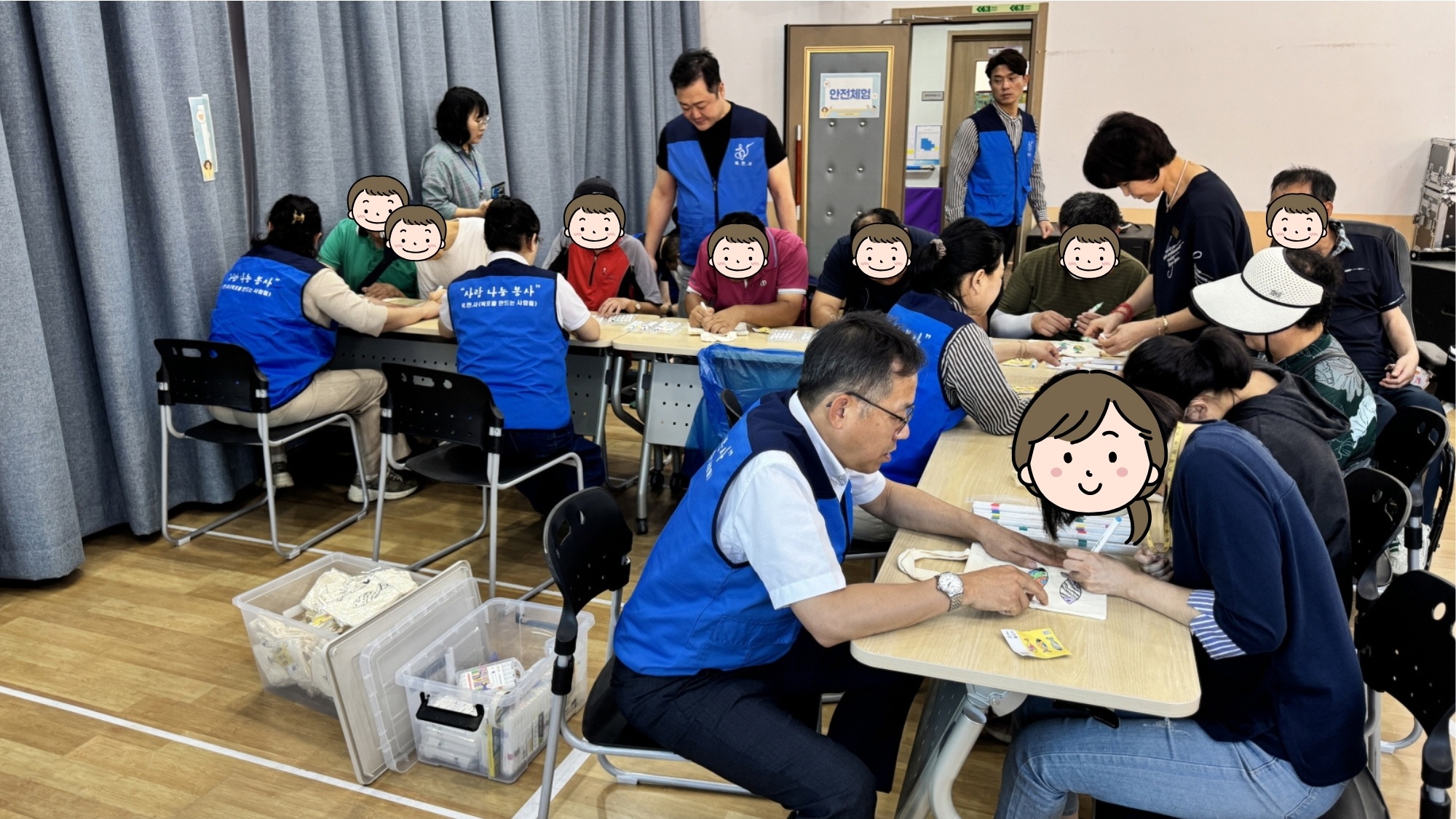 장애인 이용고객들이 봉사자와 함께 테이블에 앉아 에코백 만들기 체험을 하고 있다. 흰색 가방에 색칠 도안을 꾸미며 웃는 모습이 보인다.