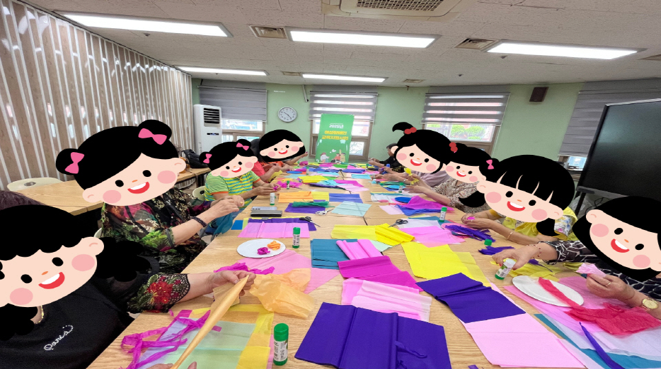 길게 늘어선 테이블에서 여러 여성장애인들이 색색의 한지를 오려 붙이며 공예 작품을 함께 만드는 모습