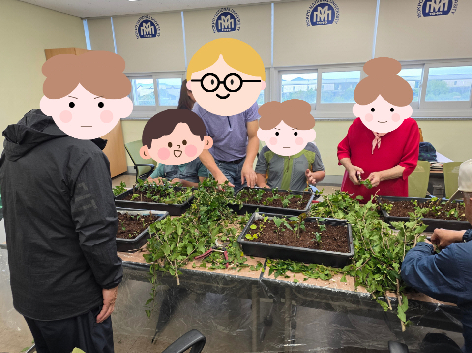 여러 명의 참여자들이 모여 화분 흙을 다루며 식물 심기 원예활동을 하고 있는 모습