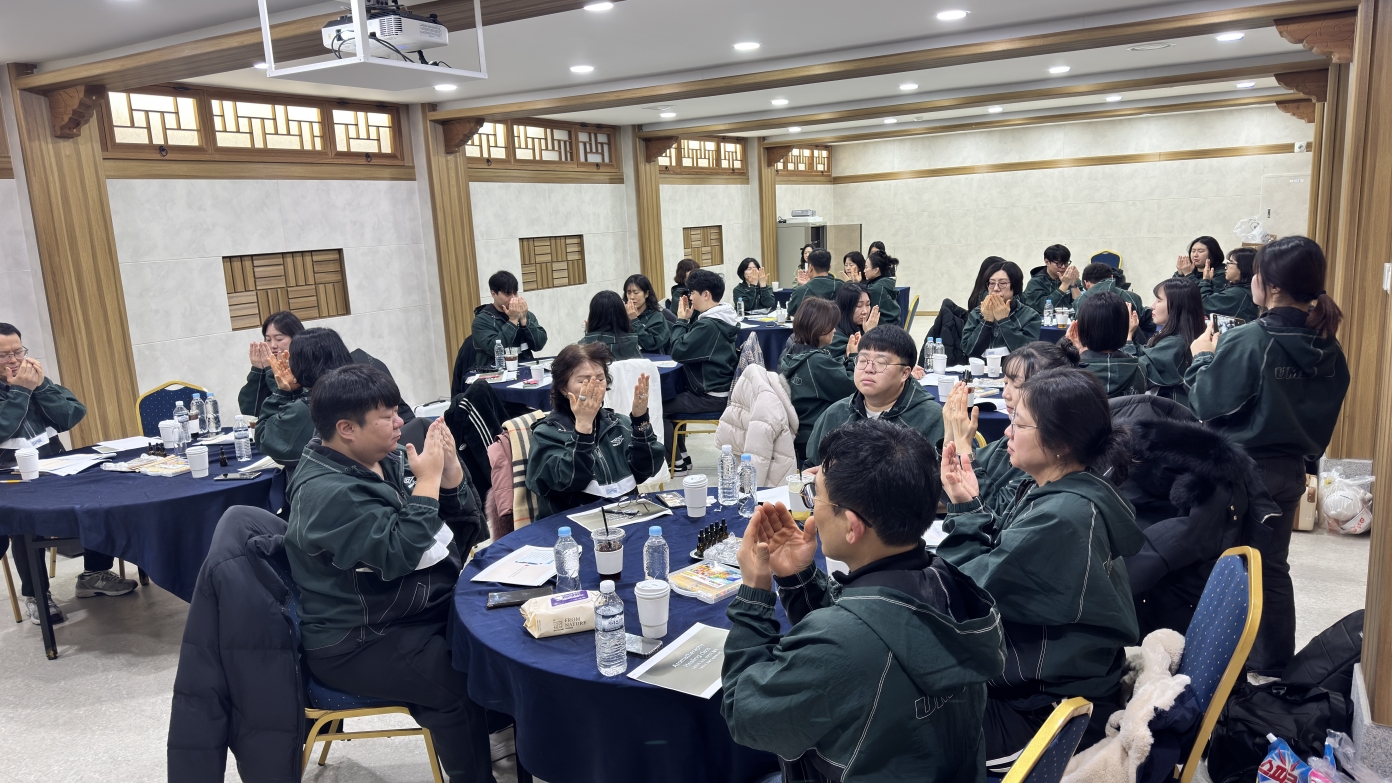 아로마 테라피 체험 활동. 강당의 모든 직원이 눈을 감고 양손을 코에 대어 아로마 향기를 깊게 들이마시며 힐링의 시간을 갖고 있다.